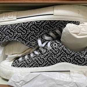 Burberry low top sneakers